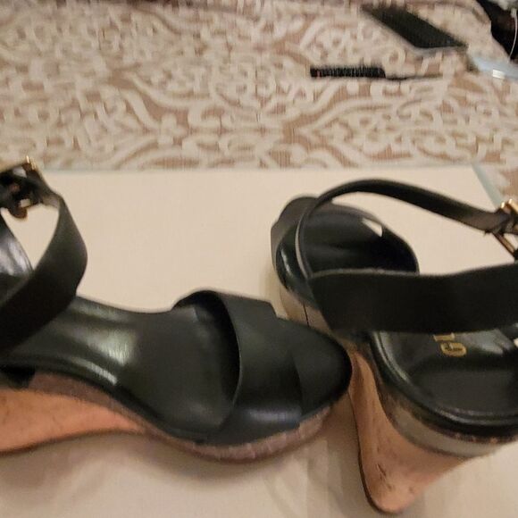 WOMEN"S GUESS WEDGE STYLE OPEN TOE SANDAL - Picture 9 of 16
